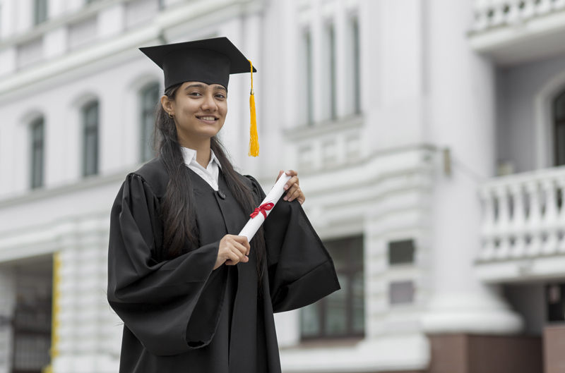 Mujer joven graduada postgrado con beca