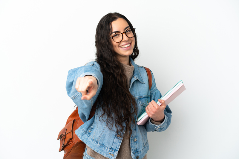 Mujer joven estudiante con beca