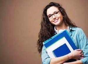 Chica sonriendo y con libros