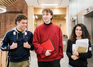 Chicos caminando con libros en las manos. becas psicología extranjero