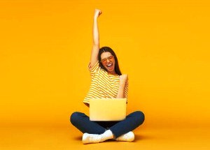 Chica celebrando su beca para estudiar psicología